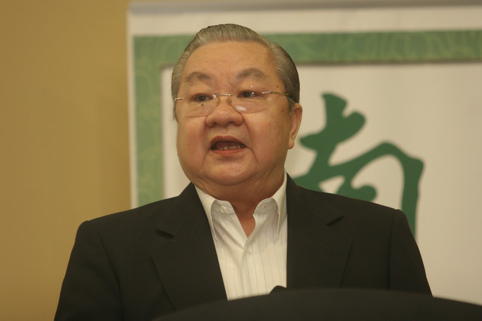 三春“急流勇退”的无奈/章龙炎